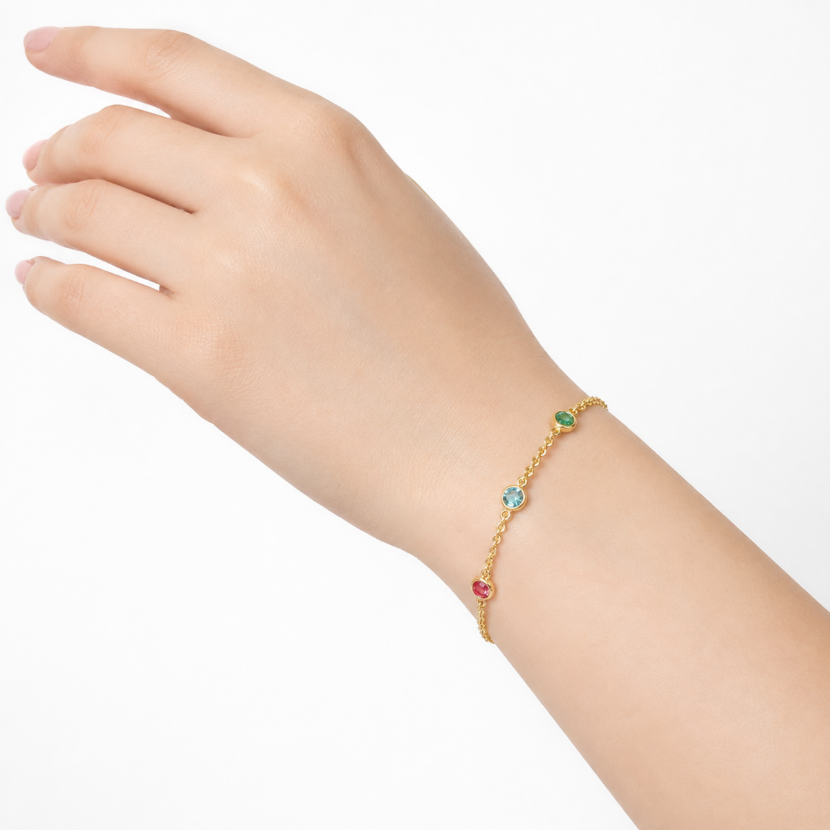 Avressa pastel renkli Swarovski taşlı bilekliğin model üzerinde görünümü