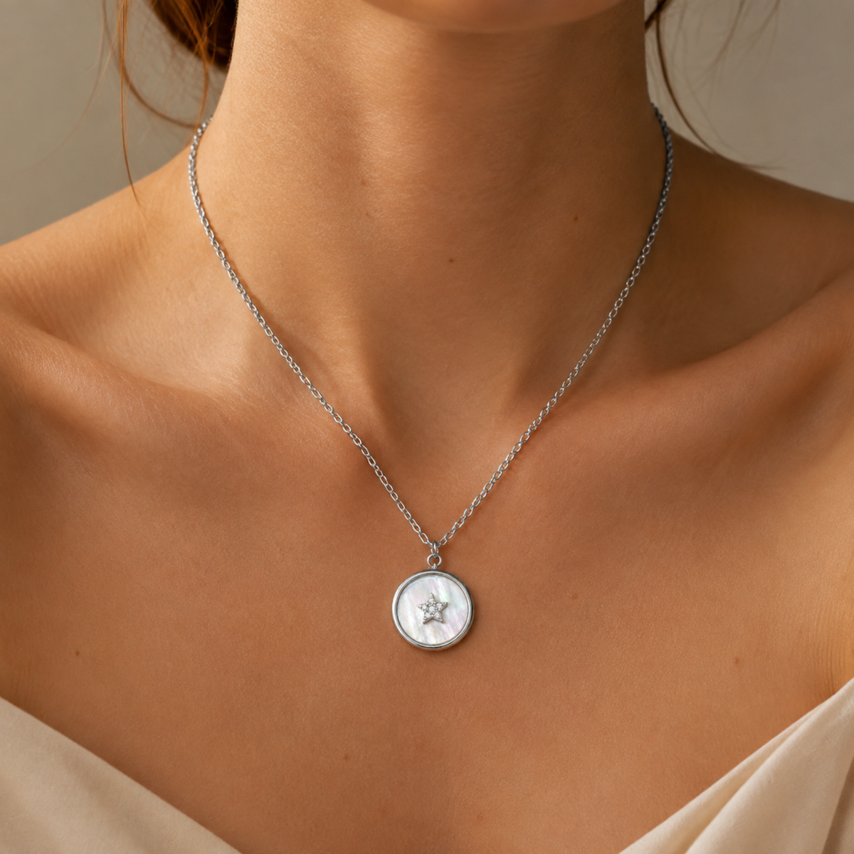 EYSSEA Veria Silver ay taşı ve zirkon detaylı yıldız motifli kadın kolyenin model üzerinde kullanım görünümü