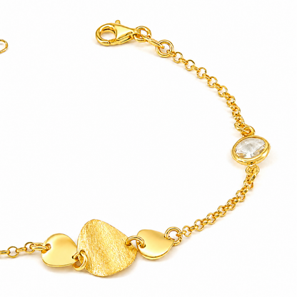 Orlena Bileklik beyaz yuvarlak zirkon taşları ve dokulu organik gold plakalarının yakın çekimi
