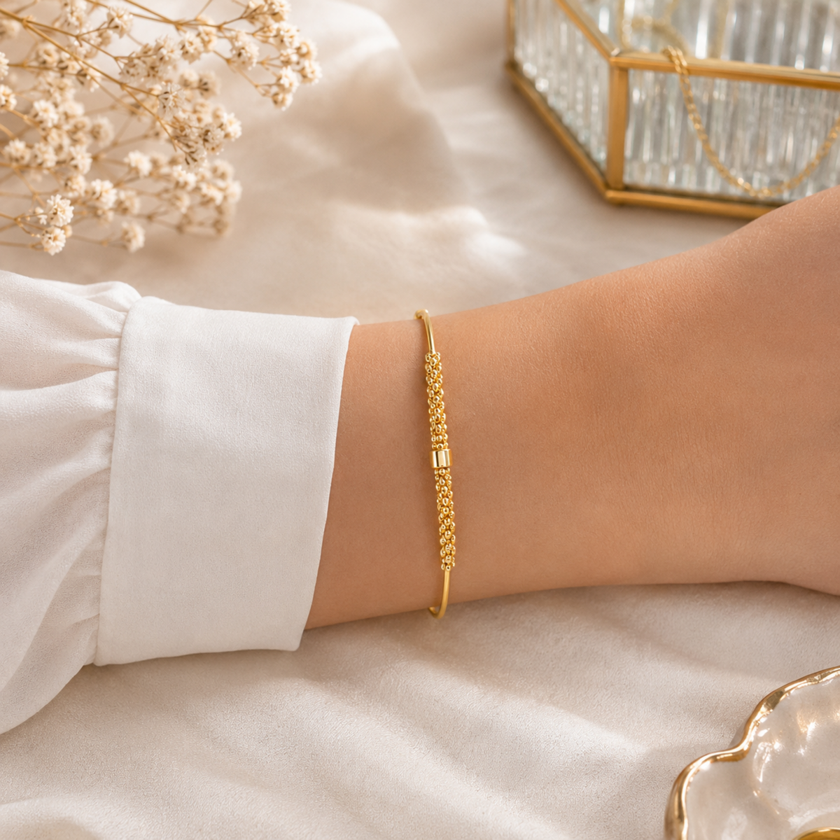 Kadın bileğinde Tressia çok sıralı zincir dokulu rodyum gold kaplamalı 925 ayar gümüş bileklik
