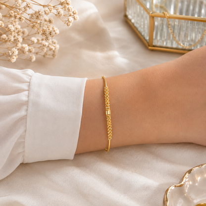 Kadın bileğinde Tressia çok sıralı zincir dokulu rodyum gold kaplamalı 925 ayar gümüş bileklik
