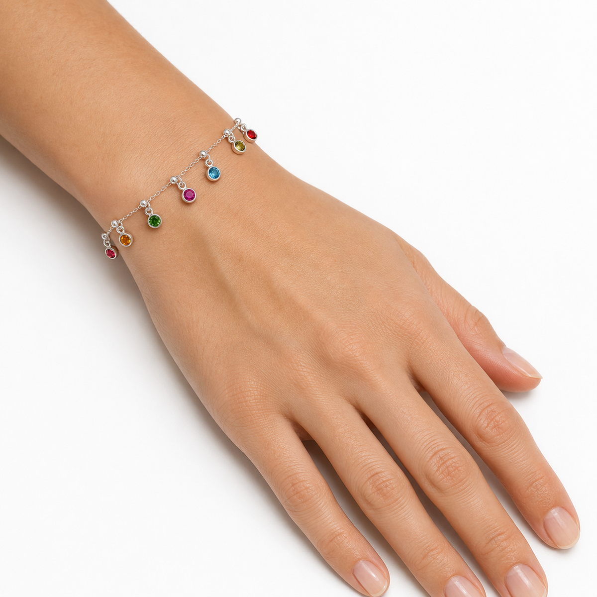 Mirava çok renkli Swarovski taşlı bilekliğin model üzerinde görünümü
