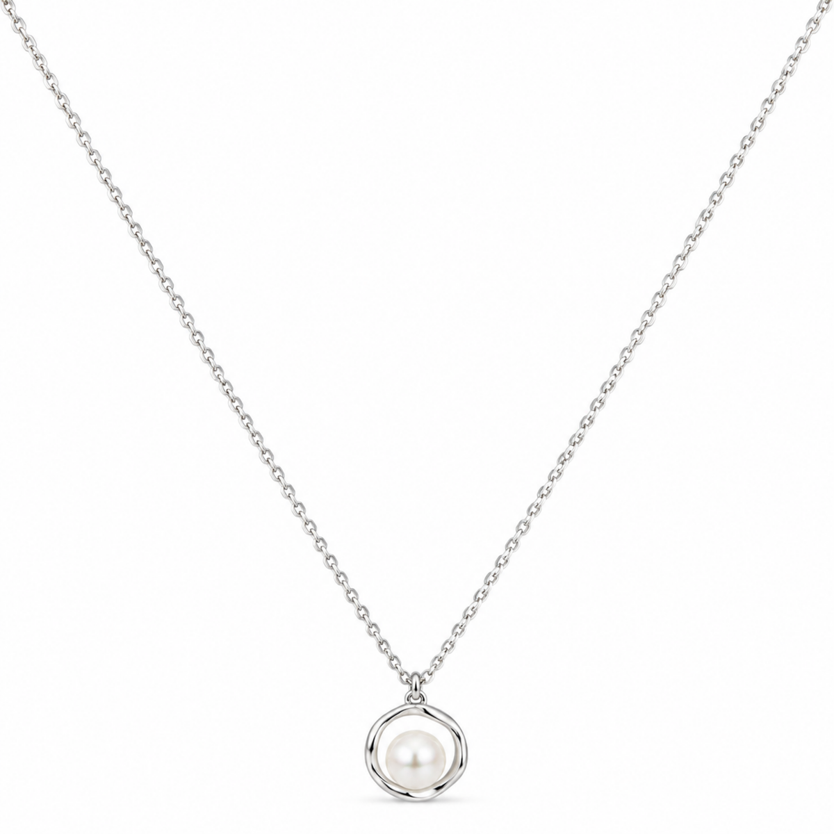 Beyaz fonda Targaryen dairesel çerçeveli beyaz Mayorka inci detaylı 925 ayar gümüş kolye
