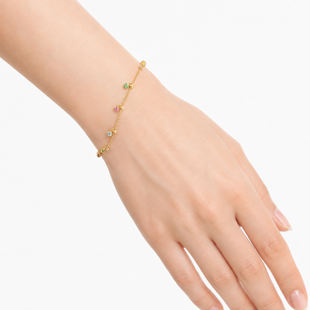 Rovelle çok renkli Swarovski taşlı bilekliğin model üzerinde görünümü
