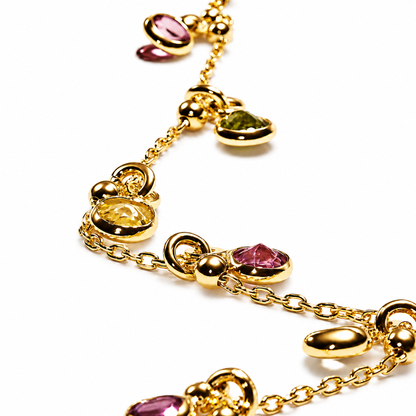 Rovelle gold bilekliğin çok renkli taş ve zincir detayları
