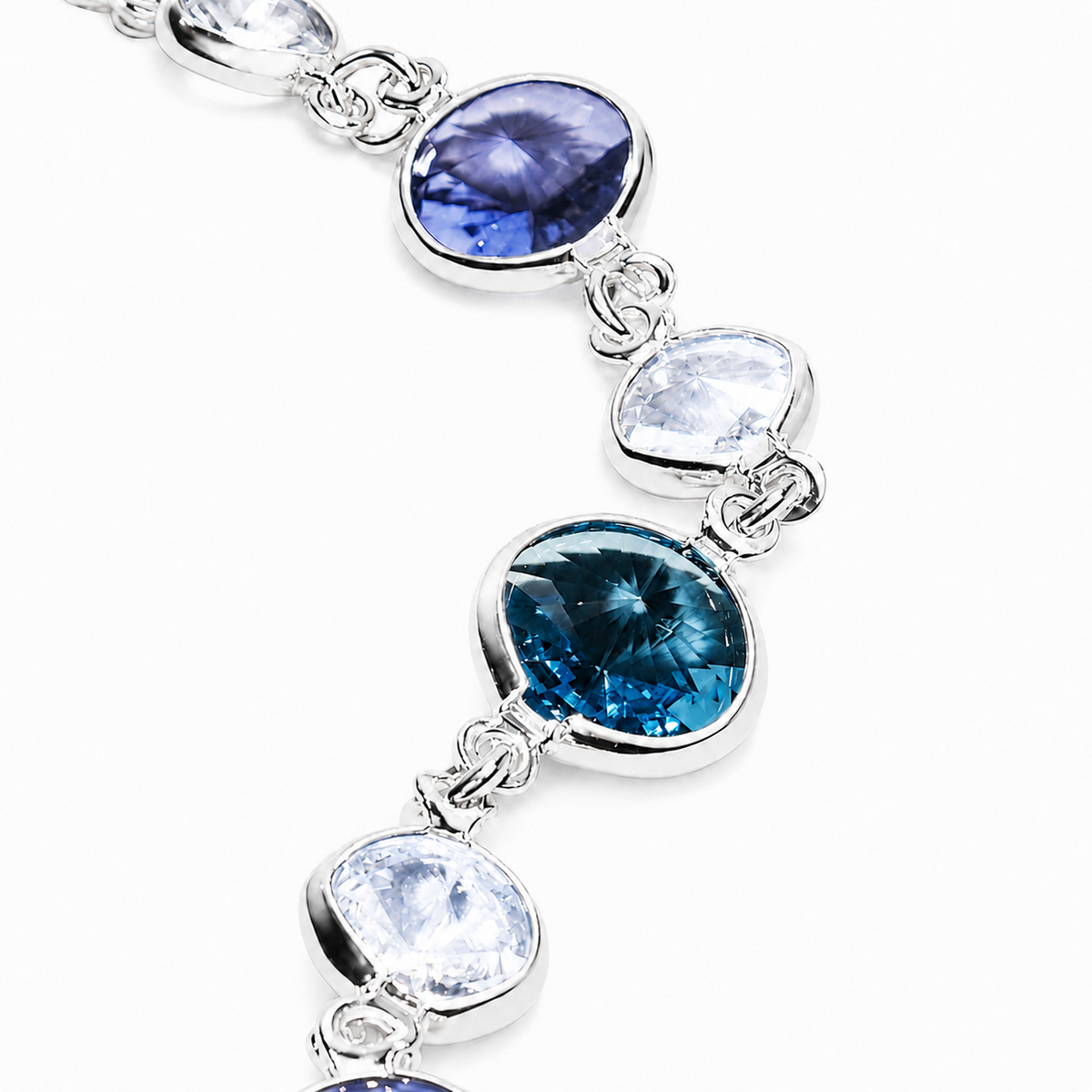Zenoria gümüş bilekliğin aqua Swarovski taş detayları
