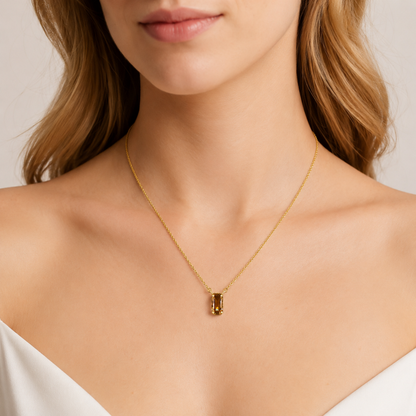 Alviera bal rengi Swarovski taşlı gold 925 ayar gümüş kolyenin kadın model üzerinde görünümü
