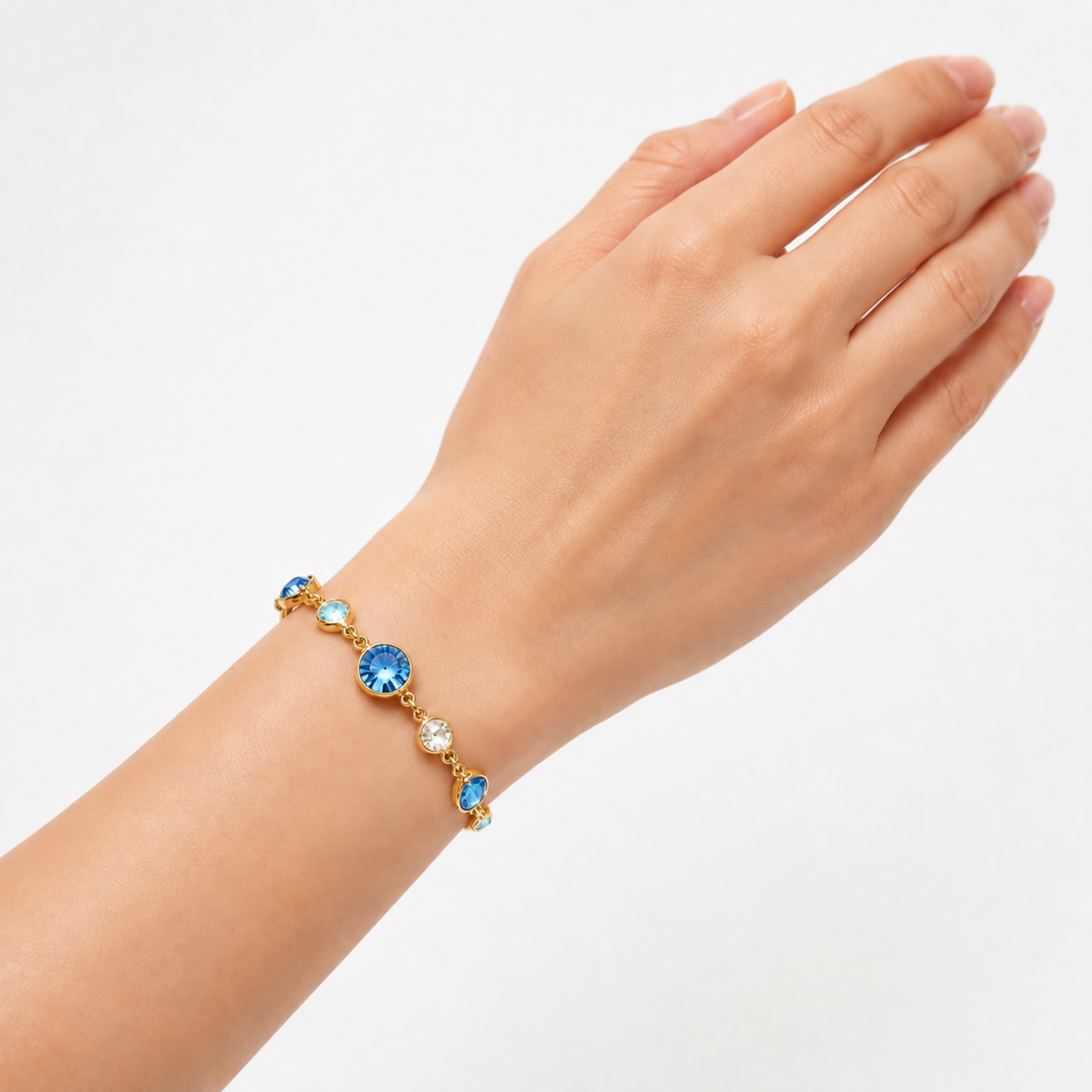 Selmira aqua Swarovski taşlı bilekliğin model üzerinde görünümü
