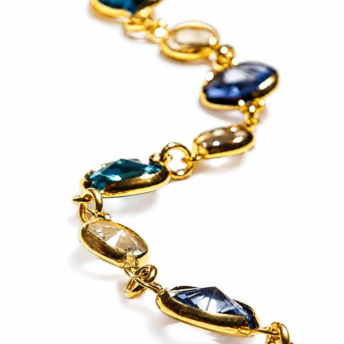 Selmira gold bilekliğin aqua Swarovski taş detayları
