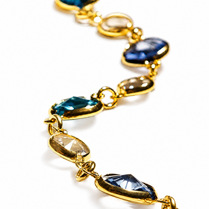 Selmira gold bilekliğin aqua Swarovski taş detayları
