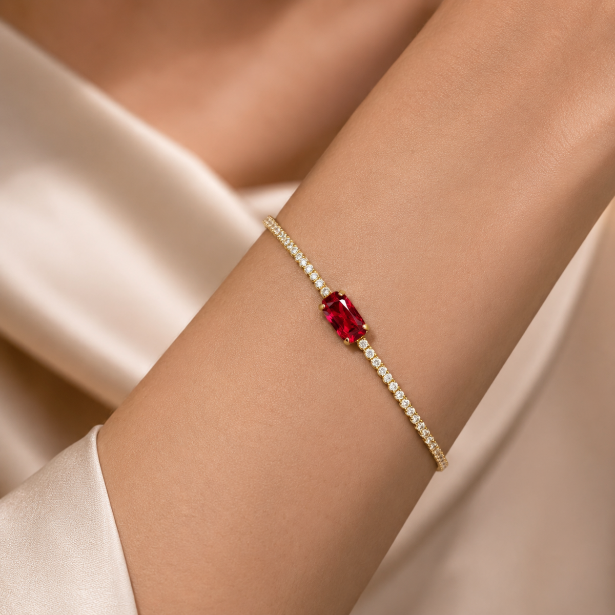 Celesse kırmızı Swarovski taşlı bilekliğin model üzerinde görünümü
