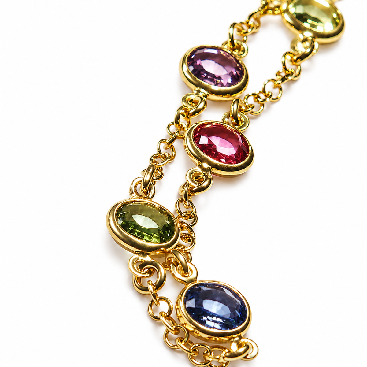 Avressa gold bilekliğin pastel Swarovski taş ve zincir detayları
