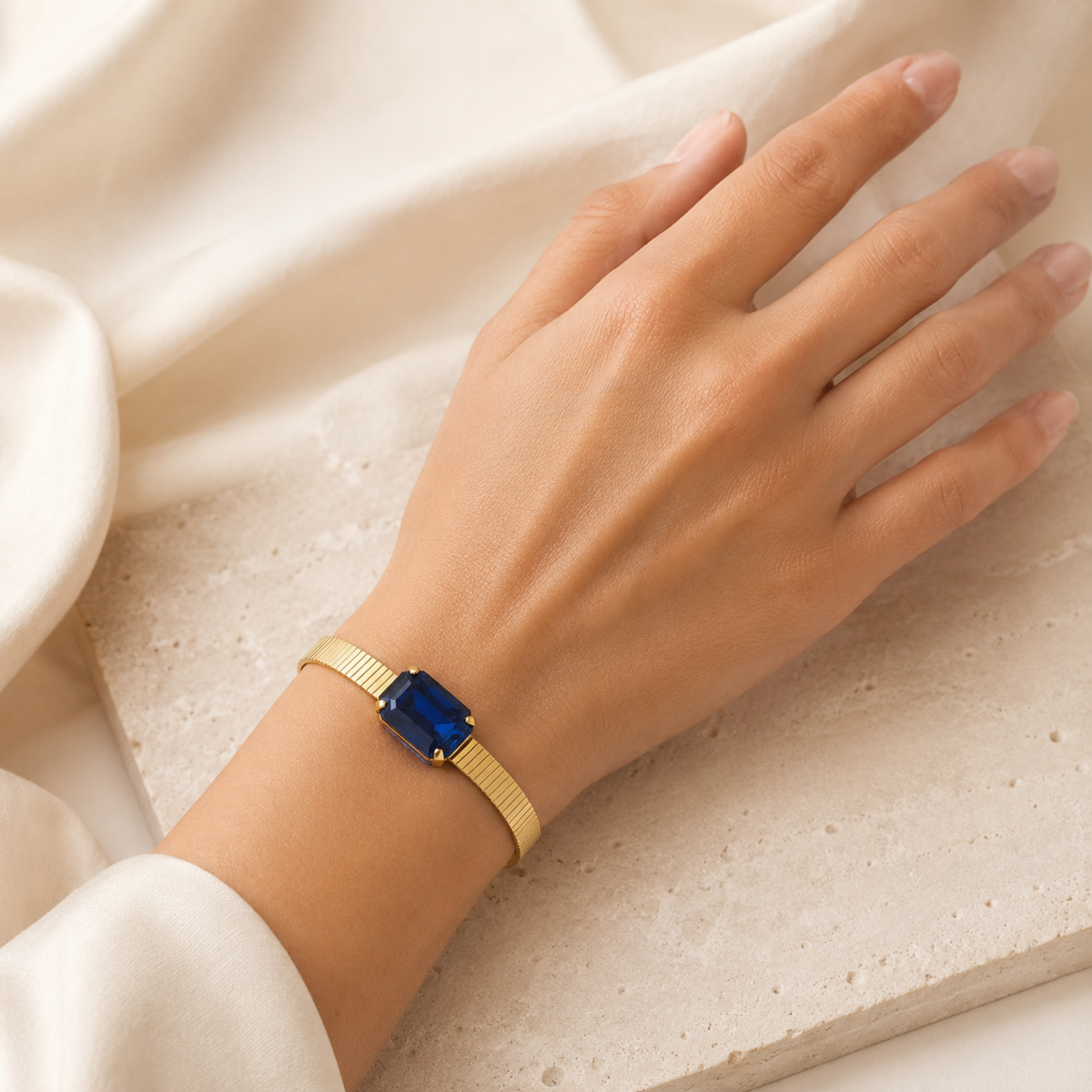 Calisse lacivert Swarovski taşlı bilekliğin model üzerinde görünümü
