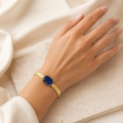 Calisse lacivert Swarovski taşlı bilekliğin model üzerinde görünümü
