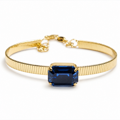 Calisse lacivert Swarovski taşlı gold bileklik stüdyo çekimi
