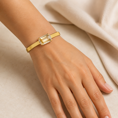 Calisse lacivert Swarovski taşlı bilekliğin model üzerinde görünümü
