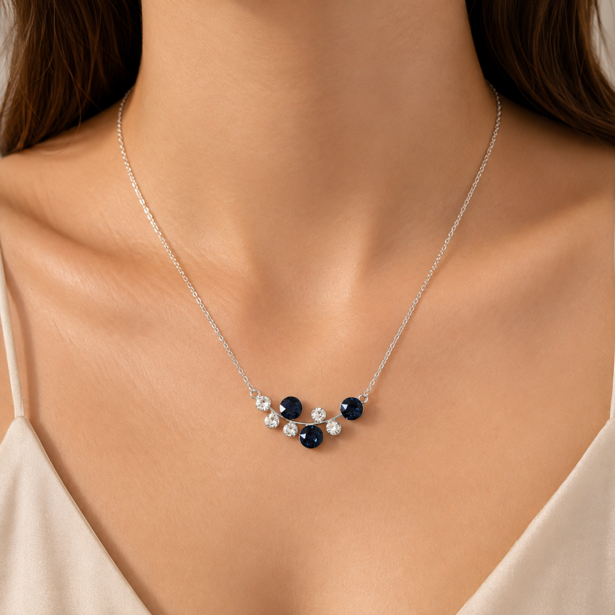 Azenya Swarovski taşlı 925 ayar gümüş kolyenin model üzerinde görünümü
