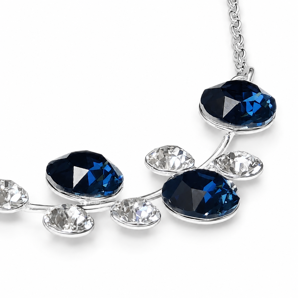 Azenya asimetrik lacivert Swarovski taşlı gümüş kolye yakın çekimi

