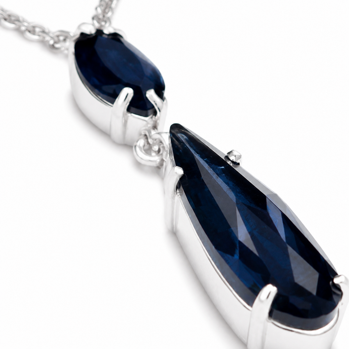 Zarelia oval ve uzun damla kesim lacivert Swarovski kolye yakın çekimi

