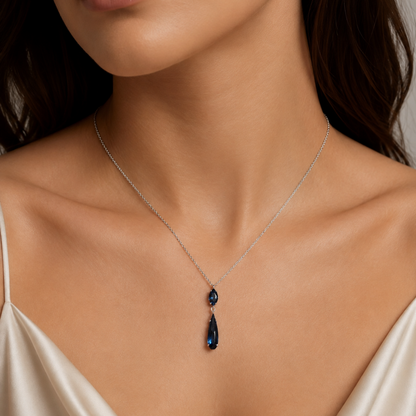 Zarelia lacivert Swarovski taşlı gümüş kolyenin model üzerinde görünümü
