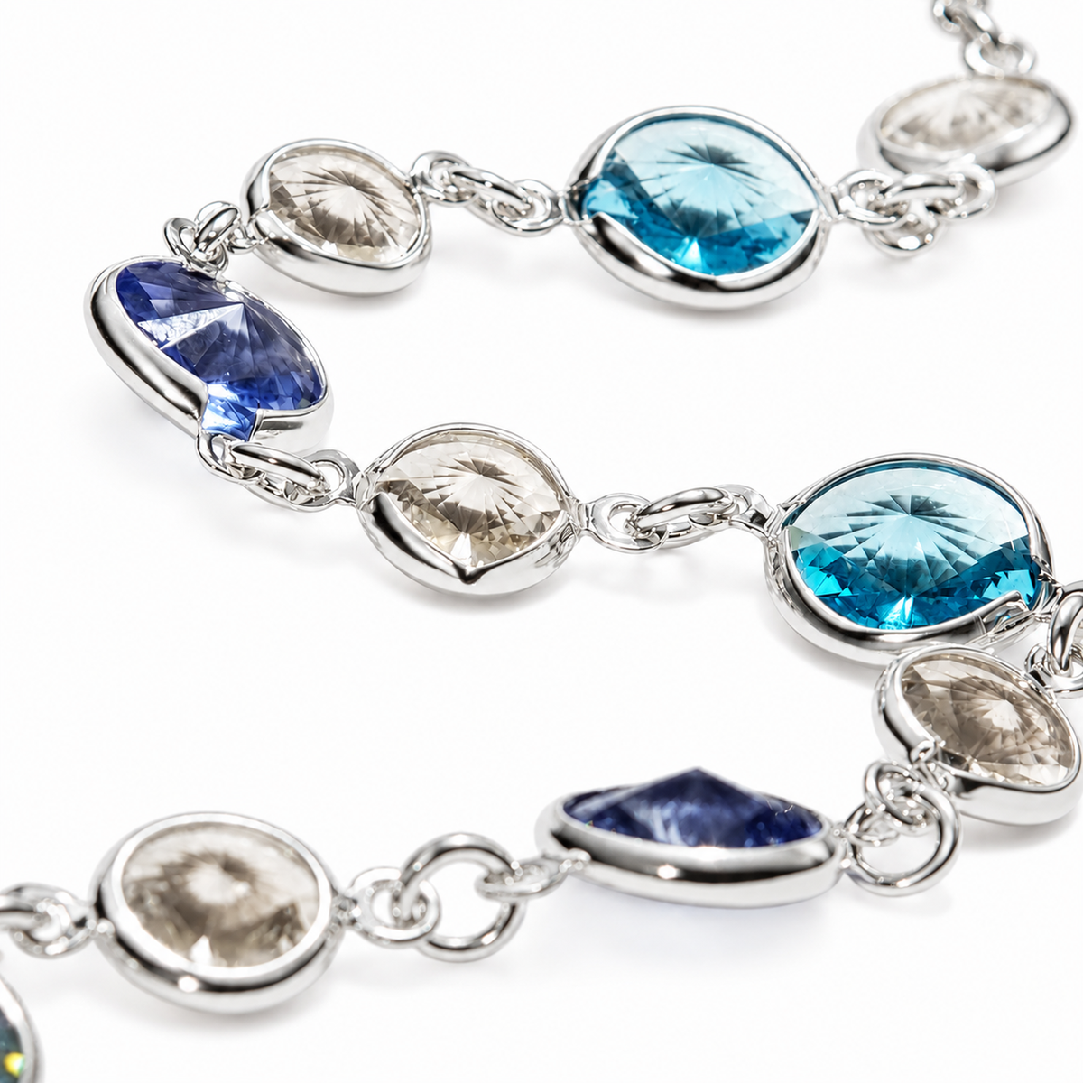 Zenoria çok tonlu mavi Swarovski taşlı istasyon kolye yakın çekimi
