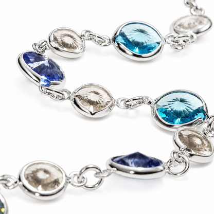 Zenoria çok tonlu mavi Swarovski taşlı istasyon kolye yakın çekimi
