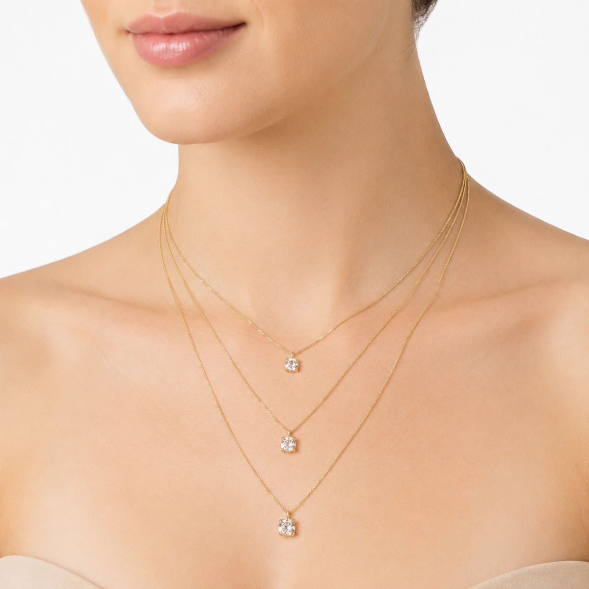 Cassira üç katmanlı Swarovski gold kolyenin model üzerinde görünümü
