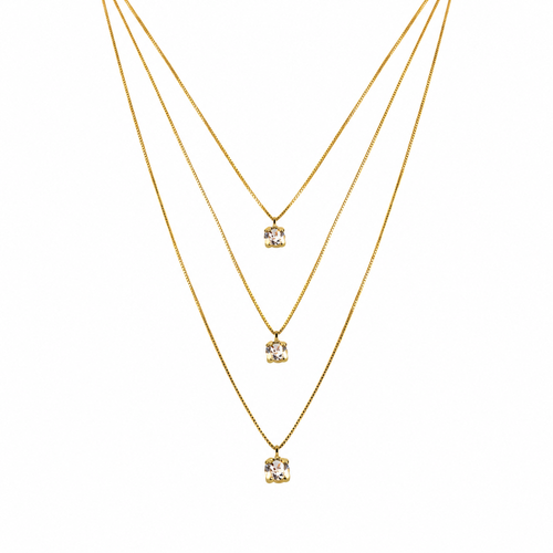 Cassira üç katmanlı Swarovski tek taşlı gold kolye stüdyo çekimi
