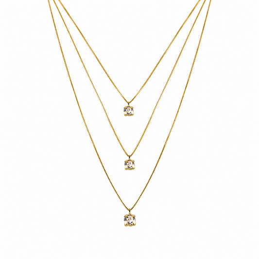 Cassira üç katmanlı Swarovski tek taşlı gold kolye stüdyo çekimi
