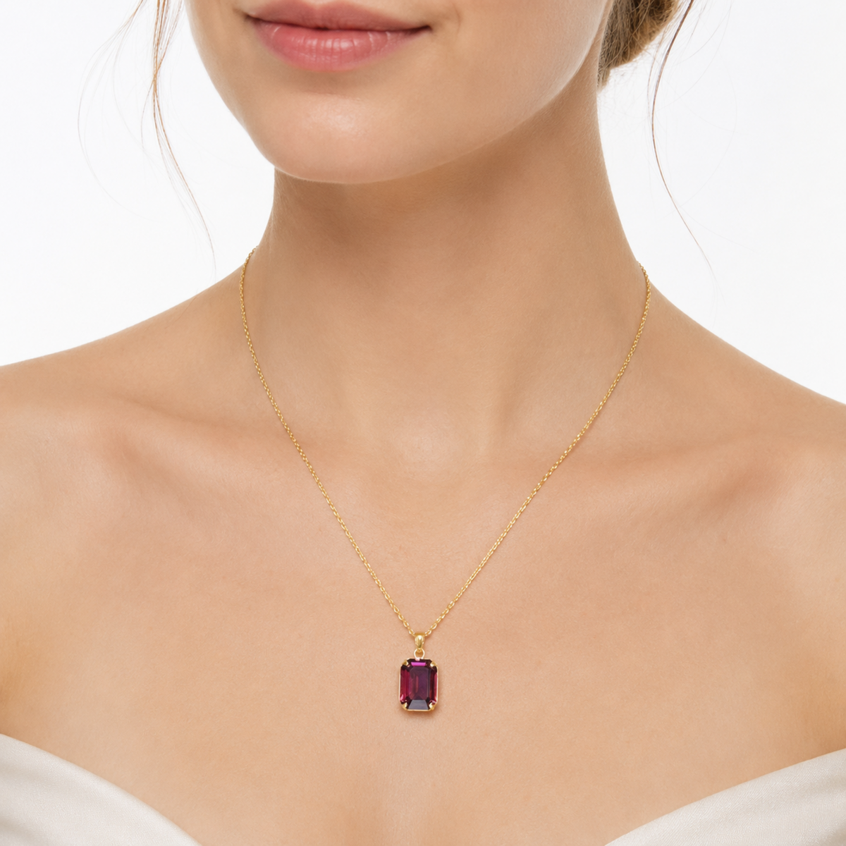 Valenne kırmızı fuşya Swarovski gold kolyenin model üzerinde görünümü
