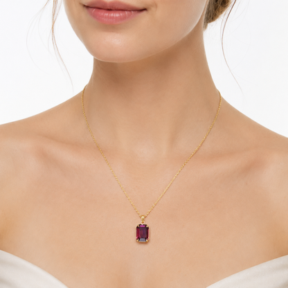 Valenne kırmızı fuşya Swarovski gold kolyenin model üzerinde görünümü

