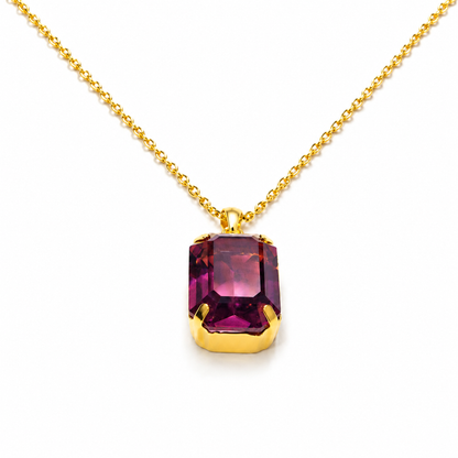 Valenne kırmızı fuşya Swarovski baget taş ve gold montür yakın çekimi
