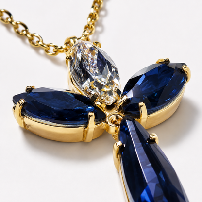 Serevia kanat ve uzun damla formlu Swarovski gold kolye yakın çekimi
