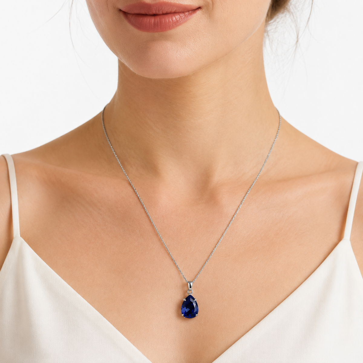 Meliora lacivert Swarovski damla kolyenin model üzerinde görünümü
