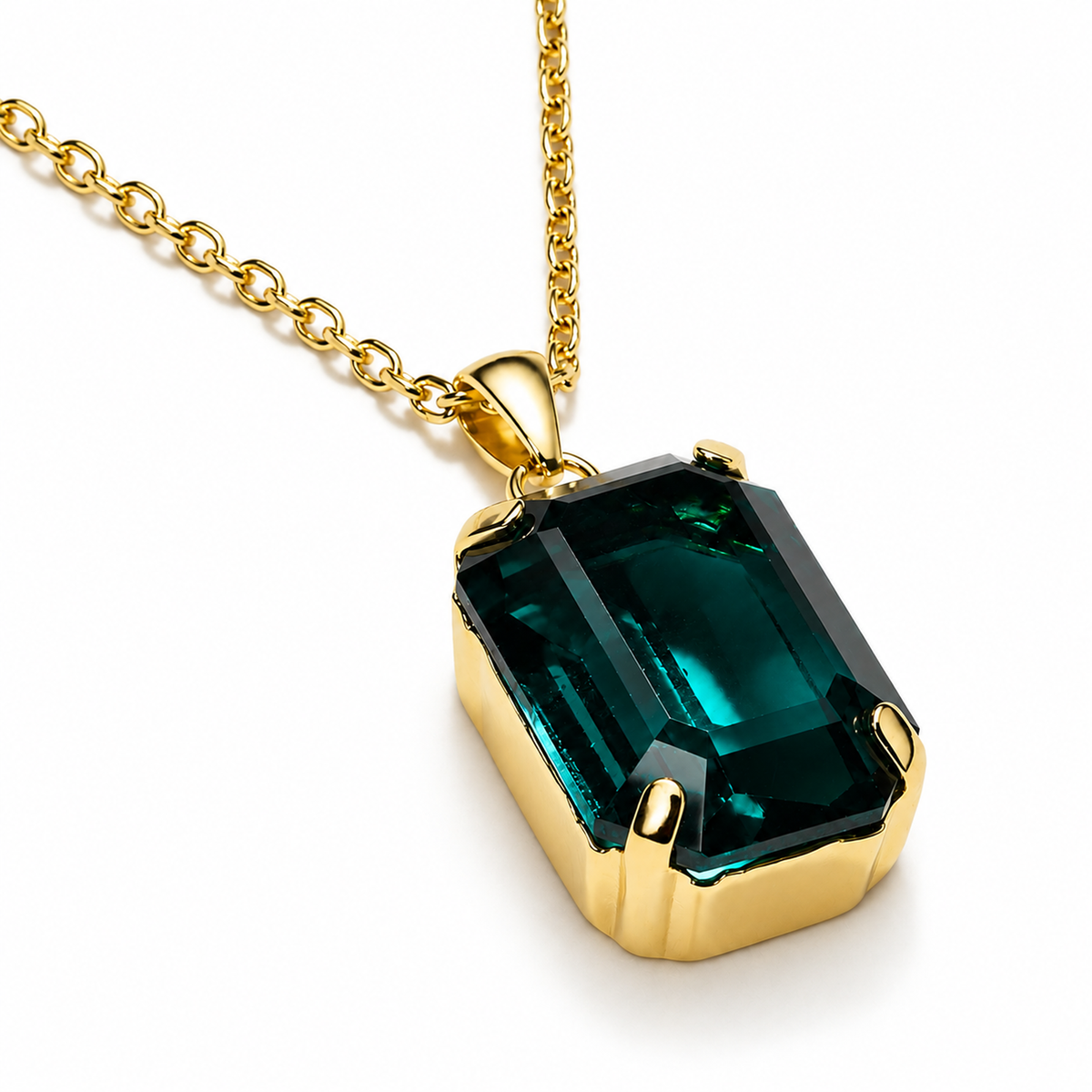 Esmeris yeşil baget Swarovski taşlı gold kolyenin önden yakın çekimi
