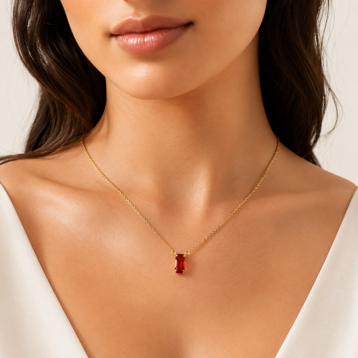 Ravelia kırmızı Swarovski gold kolyenin model üzerinde görünümü
