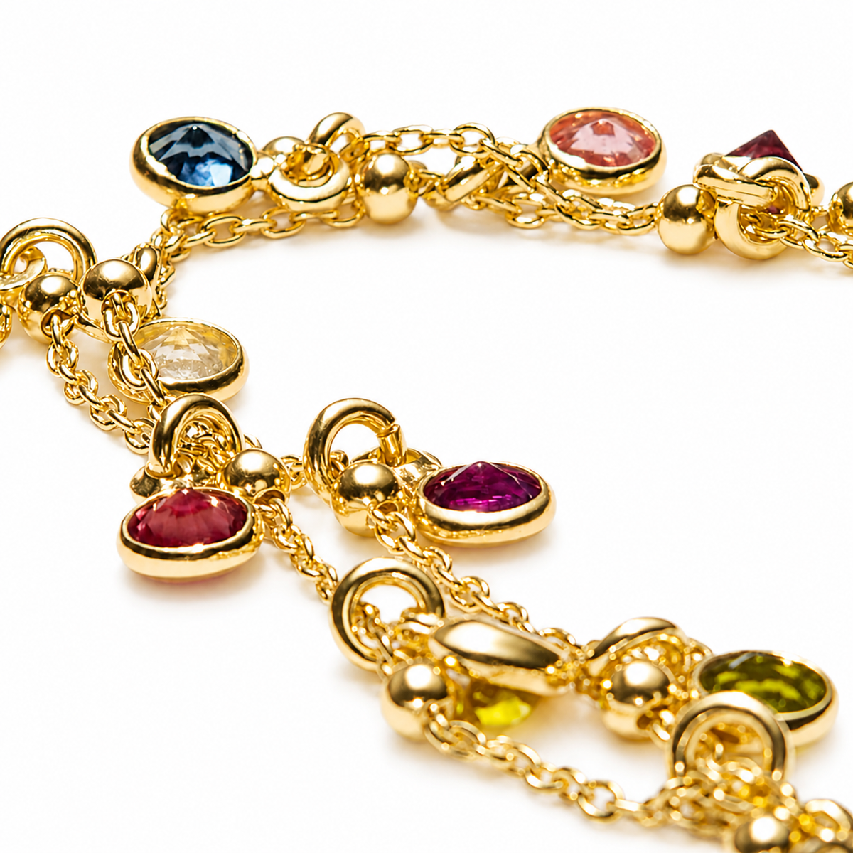 Doralis çok renkli yuvarlak Swarovski taşlar ve gold zincir detay çekimi