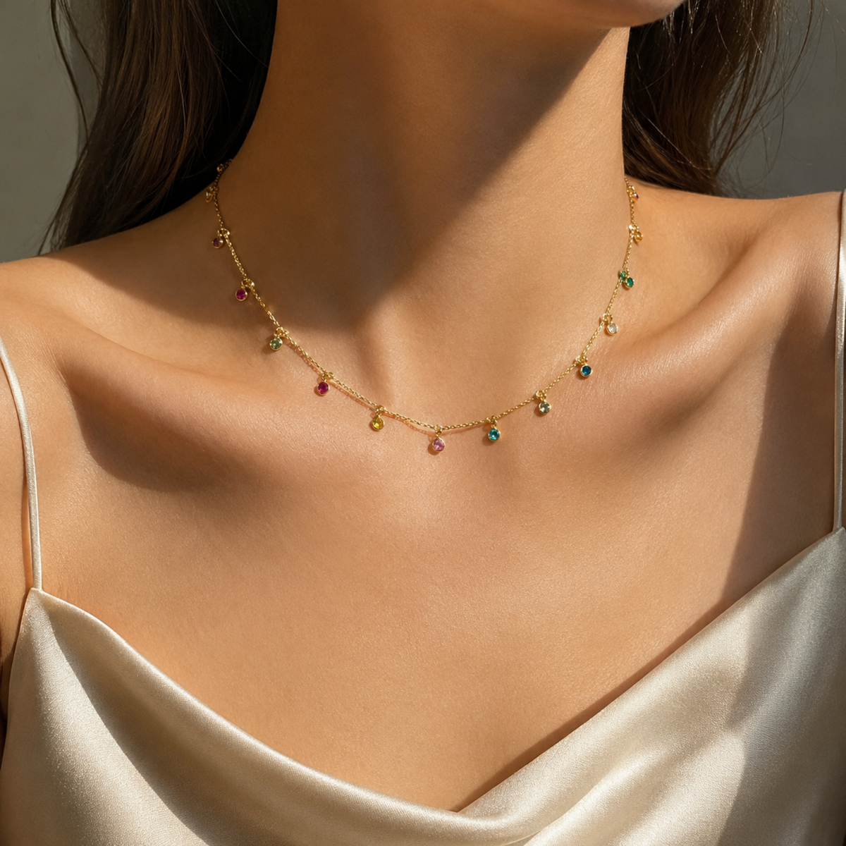 Doralis çok renkli Swarovski taşlı gold kolyenin model üzerinde görünümü