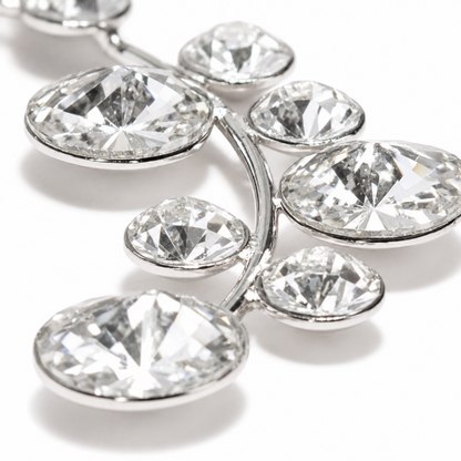 Roselle şeffaf Swarovski taşlı 925 ayar gümüş sallantılı küpe stüdyo YAKIN çekimi