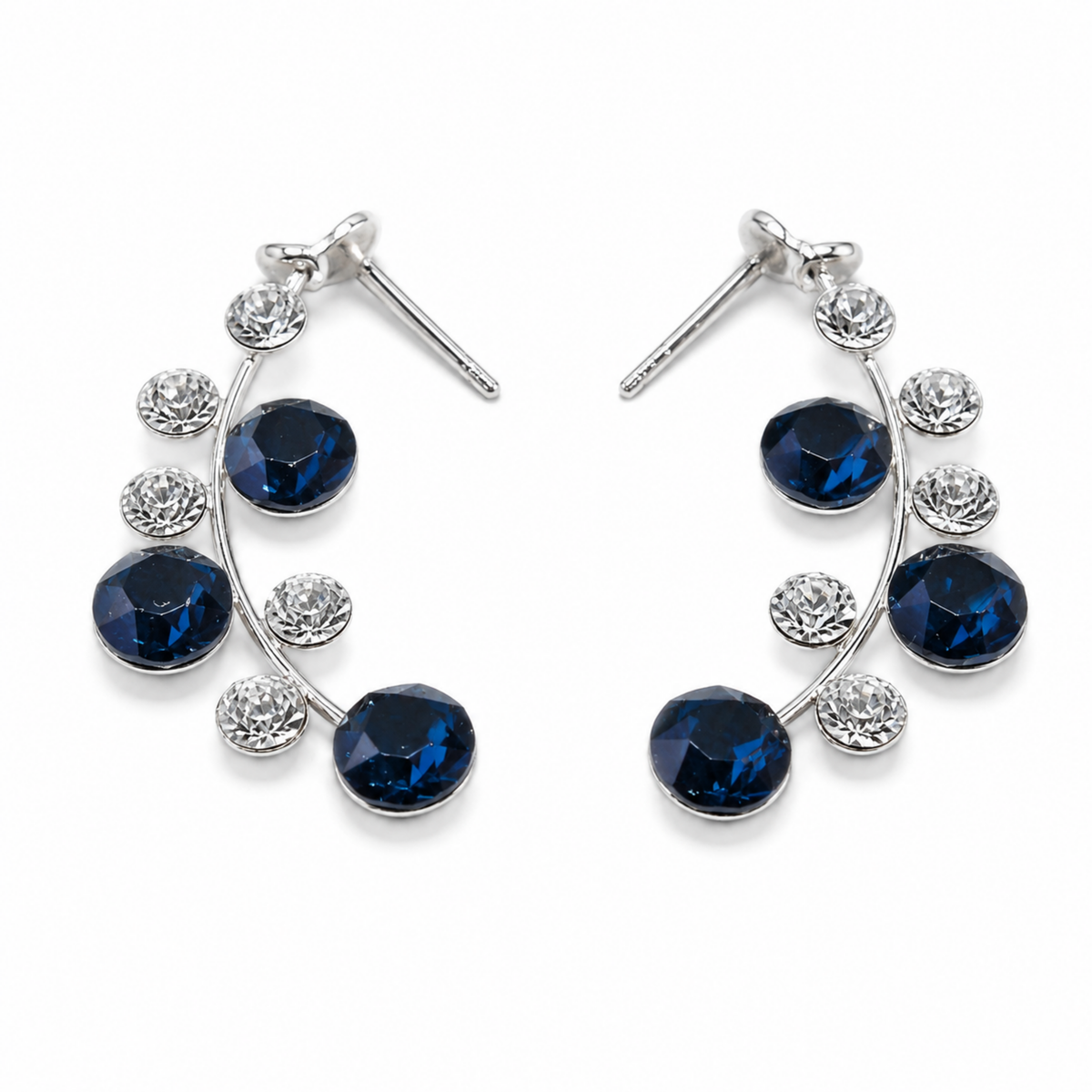 lacivert ve şeffaf Swarovski taşlı gümüş küpe stüdyo çekimi