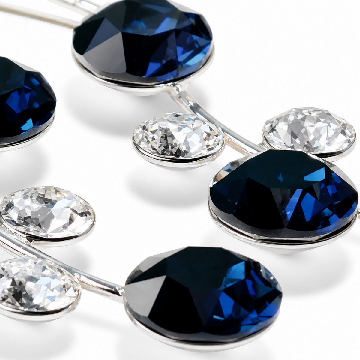 lacivert ve şeffaf Swarovski taşlı gümüş küpe yakın çekimi