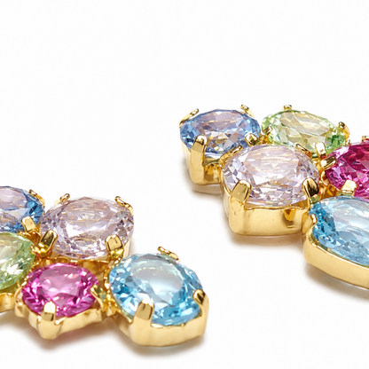 “Aderia renkli Swarovski taşlı gold kaplama gümüş küpe stüdyo yakın çekimi
