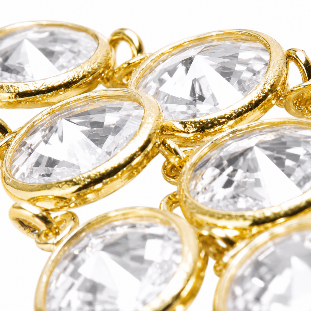 Coralie şeffaf Swarovski taşlı gold avize küpe yakın çekimi