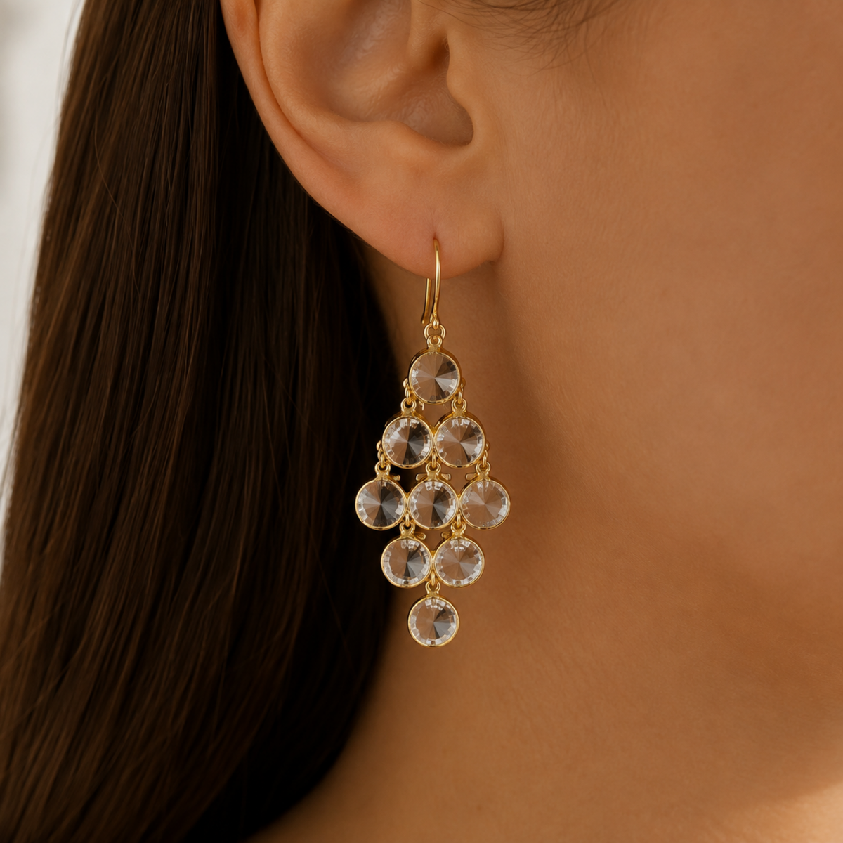 Coralie şeffaf Swarovski taşlı gold avize küpe manken çekimi