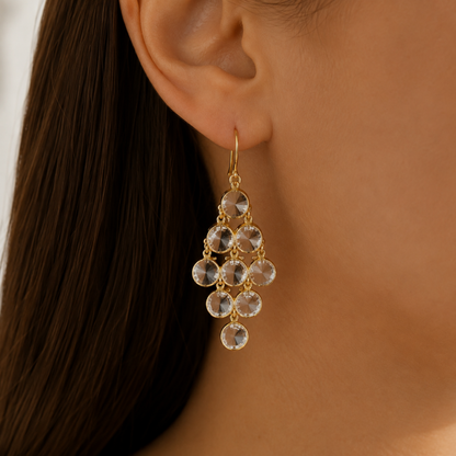 Coralie şeffaf Swarovski taşlı gold avize küpe manken çekimi