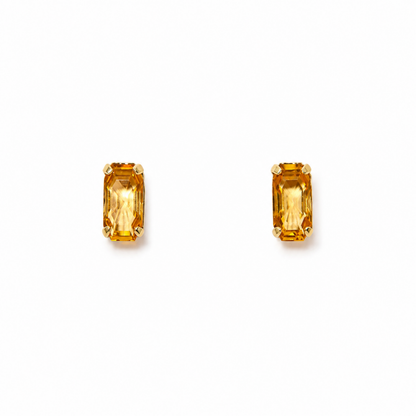 bal rengi Swarovski taşlı gold çivi küpe stüdyo çekimi
