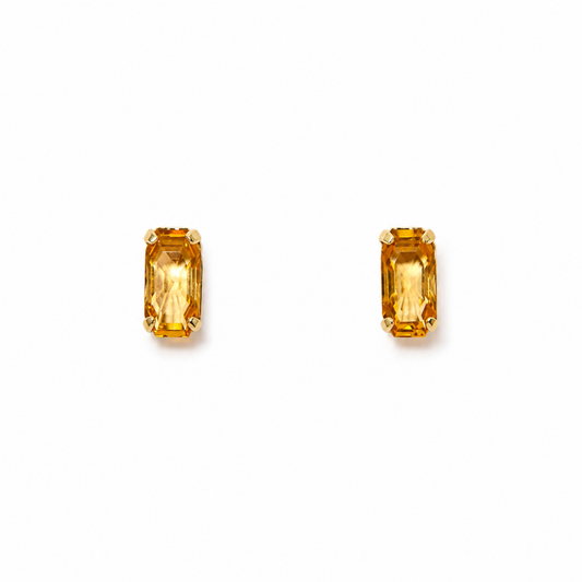 bal rengi Swarovski taşlı gold çivi küpe stüdyo çekimi