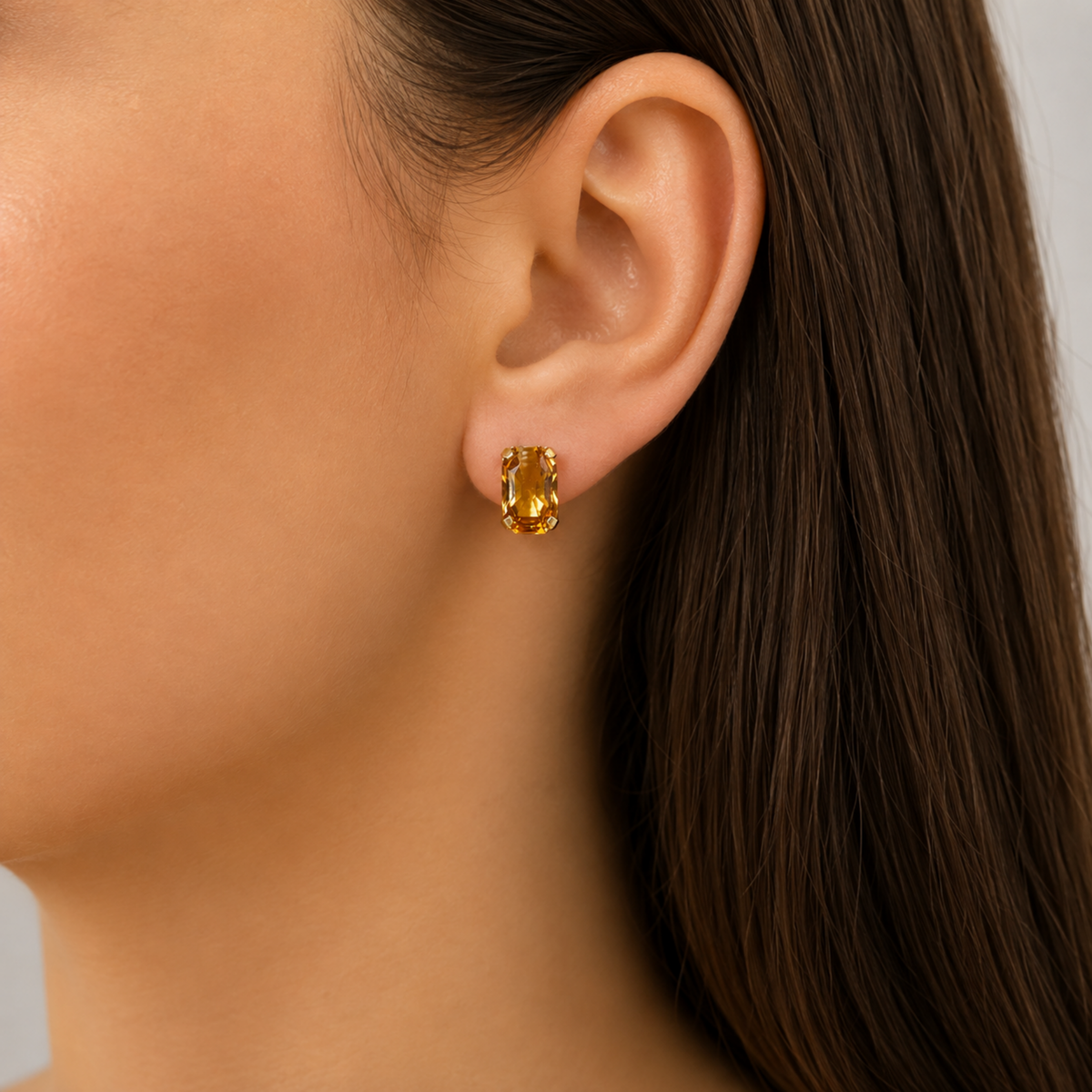 bal rengi Swarovski taşlı gold çivi küpe manken çekimi
