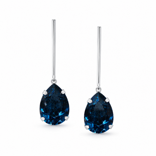 Meliora lacivert damla Swarovski taşlı uzun gümüş küpe stüdyo çekimi