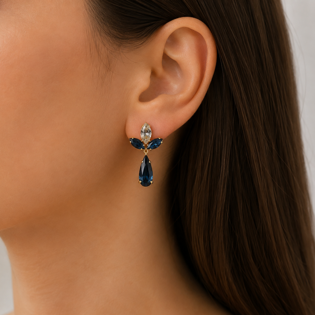 lacivert ve şeffaf Swarovski taşlı gold damla küpe manken çekimi